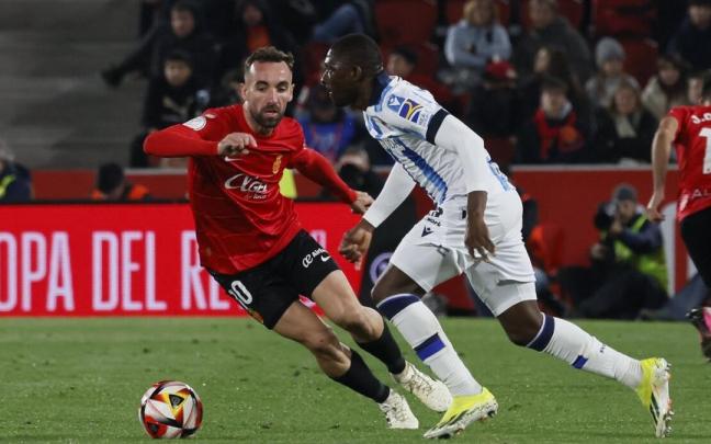 Traoré, ante Darder, del Mallorca. / CATI CLADERA (EFE)