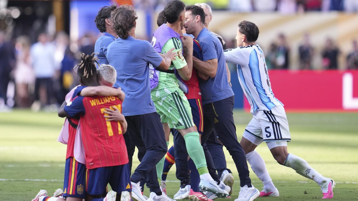 Lionel Scaloni tratando de separar a Eric García y a Leandro Paredes.