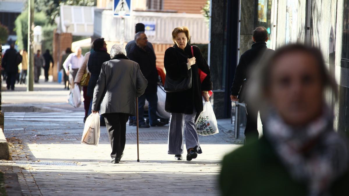 Varias personas paseando por la calle.