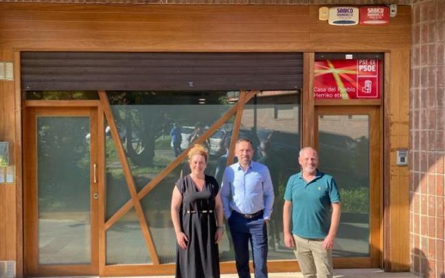 Los concejales Nerea López de Heredia y Óscar Valbuena, con Denis Itxaso.