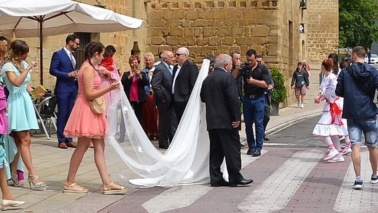 Dantzaris y gaiteros acompañando a una novia a la Iglesia.