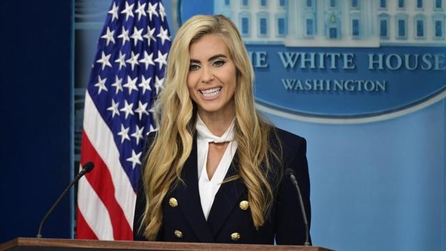 Katie Zacharia durante su primera y última rueda de prensa desde la Casa Blanca.