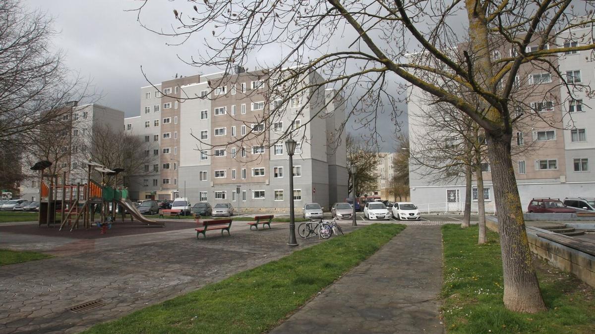 Vista de un parque y varios bloques de viviendas de Etxabakoitz.