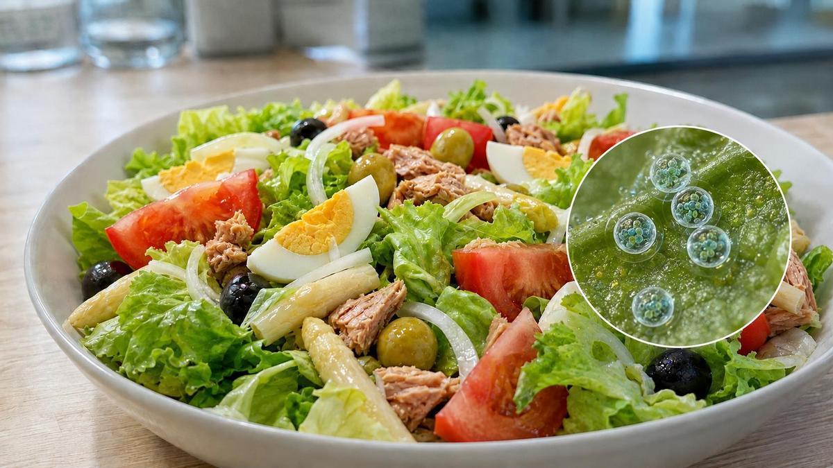 La Cyclospora puede quedar adherida a frutas, verduras y hierbas consumidas crudas; el círculo muestra una recreación ampliada de sus ooquistes.
