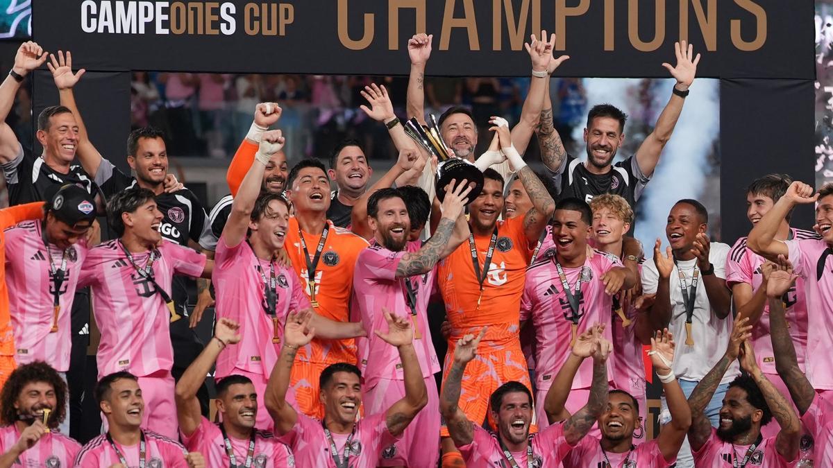 Messi y sus compañeros del Inter Miami celebran la Campeones Cup.