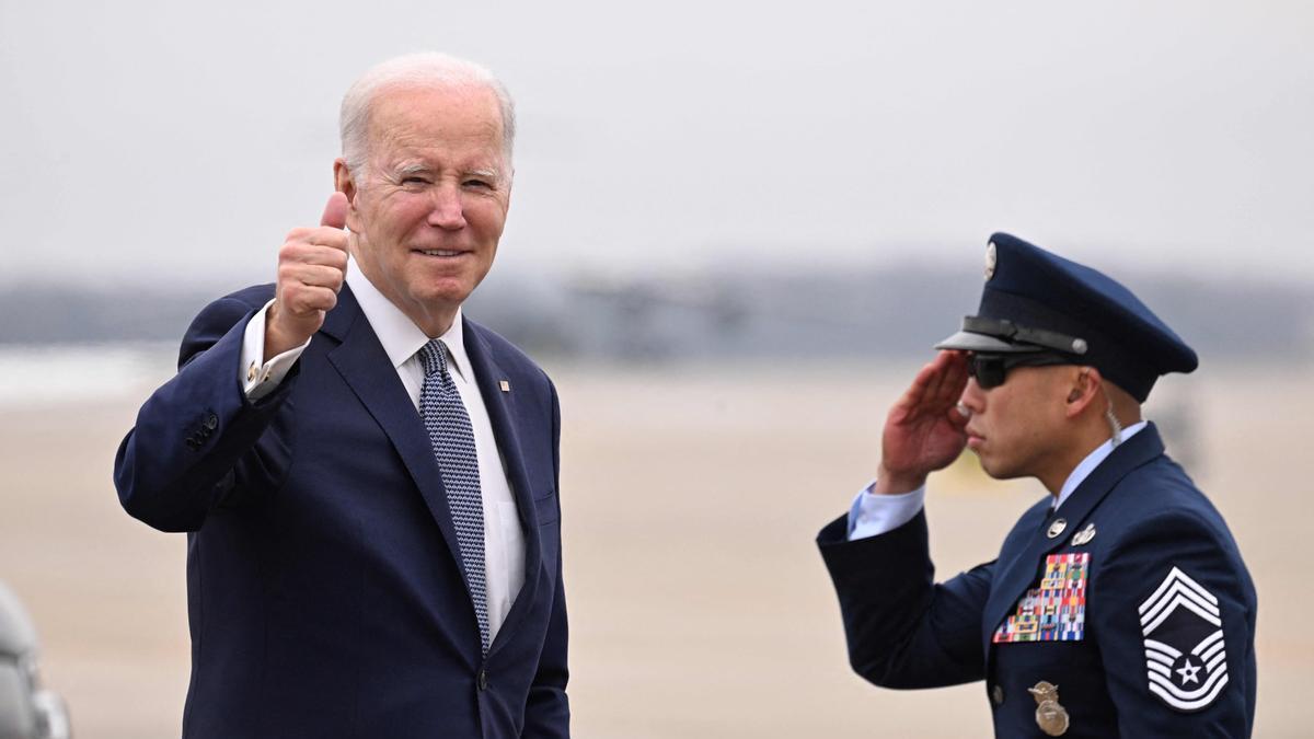 Joe Biden saluda a la prensa momentos antes de subir a bordo del Air Force One.