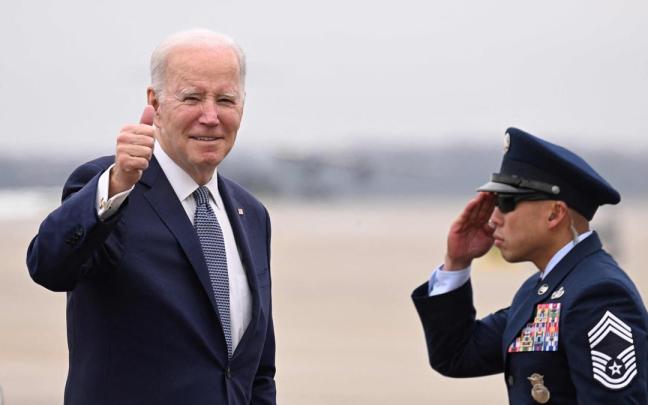 Joe Biden saluda a la prensa momentos antes de subir a bordo del Air Force One. Joe Biden saluda a la prensa momentos antes de subir a bordo del Air Force One.