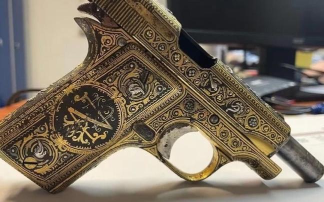 La pistola, que destaca por su fino trabajo de damasquinado, incluye las iniciales del primer presidente de la II República, Niceto Alcalá Zamora.