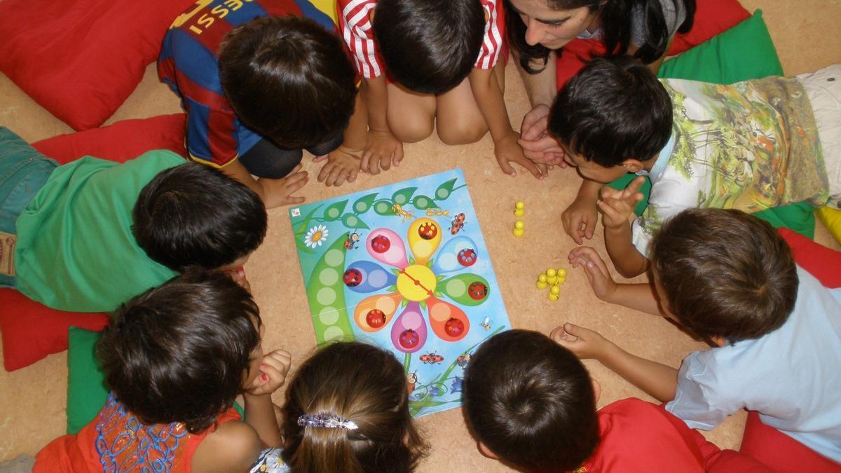 Menores de la comarca en unas colonias infantiles.