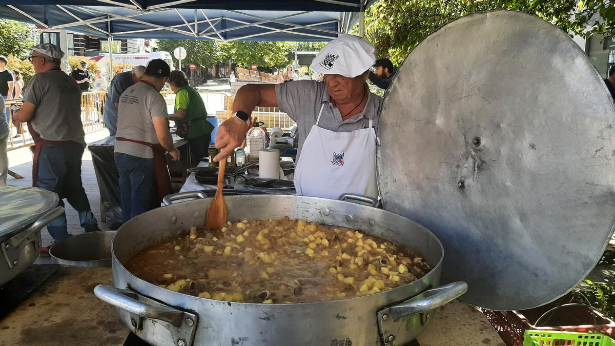 Boilur preparando el guiso de oveja.