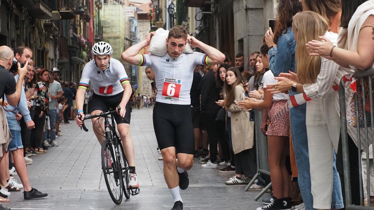 La bicicleta y la prueba con el saco de arena a la espalda son dos de las señas de identidad de esta carrera.