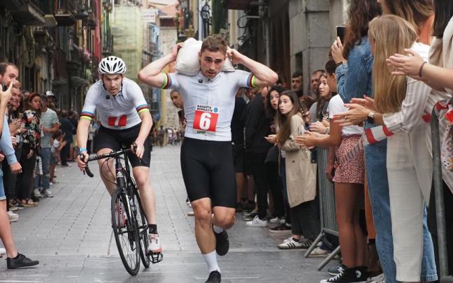 La bicicleta y la prueba con el saco de arena a la espalda son dos de las señas de identidad de esta carrera. / Aitor La bicicleta y la prueba con el saco de arena a la espalda son dos de las señas de identidad de esta carrera.