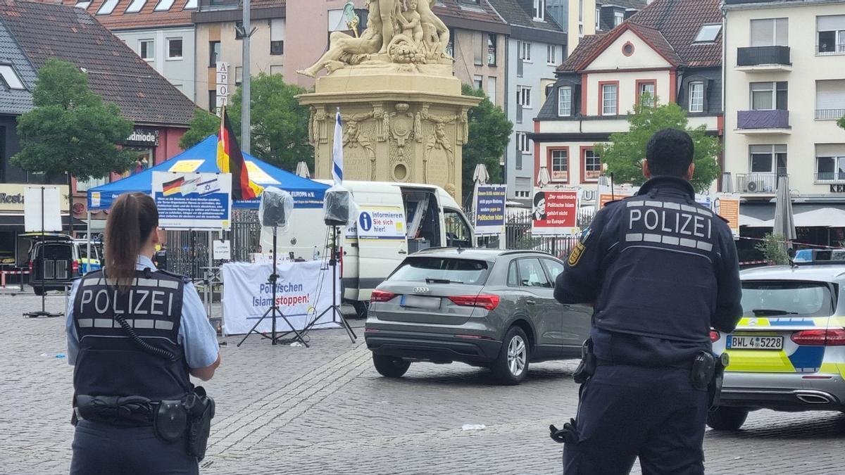 La policía alemana en la plaza en al que se ha producido el ataque con arma blanca.