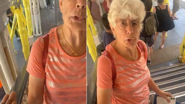 La mujer, con problemas de movilidad, necesitaba apoyarse en la barandilla para subir las escaleras.