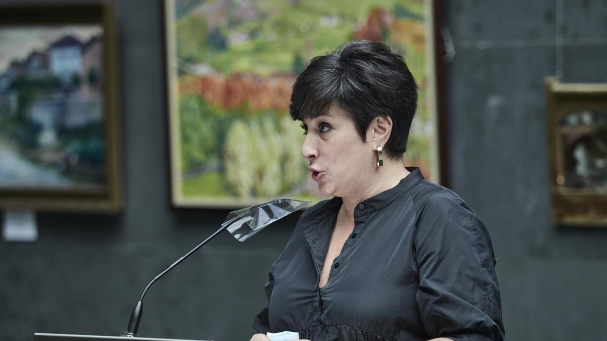 Maria Solana, de Geroa Bai, durante una intervención en el pleno del Parlamento de Navarra.