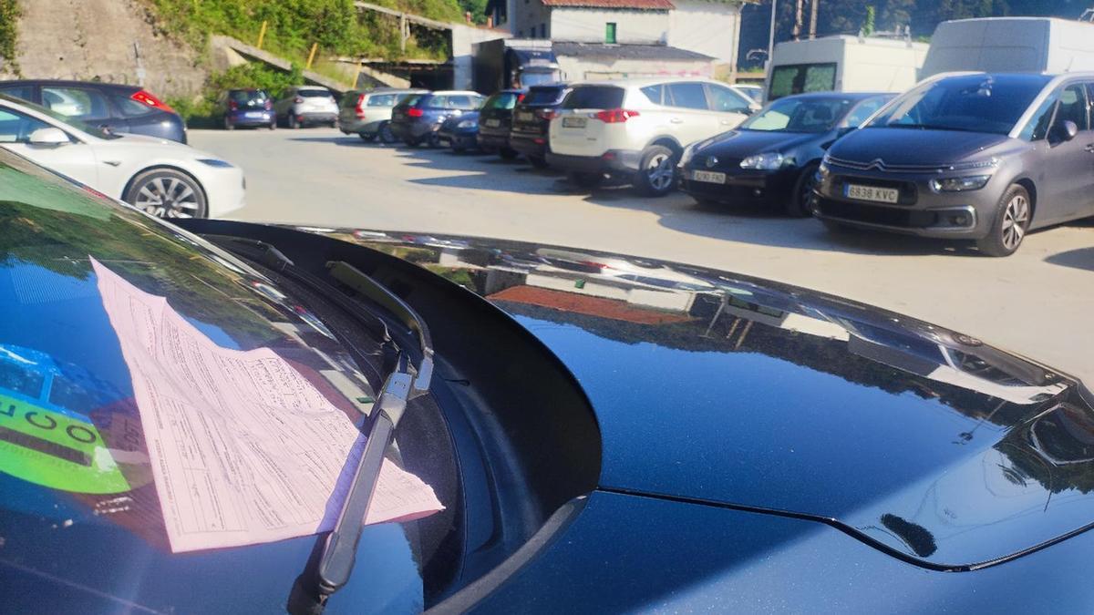 Vehículo sancionado por no respetar las normas de estacionamiento en la zona de Artzabal durante la temporada estival.