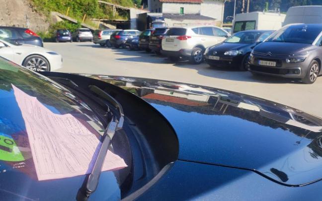 Vehículo sancionado por no respetar las normas de estacionamiento en la zona de Artzabal durante la temporada estival.