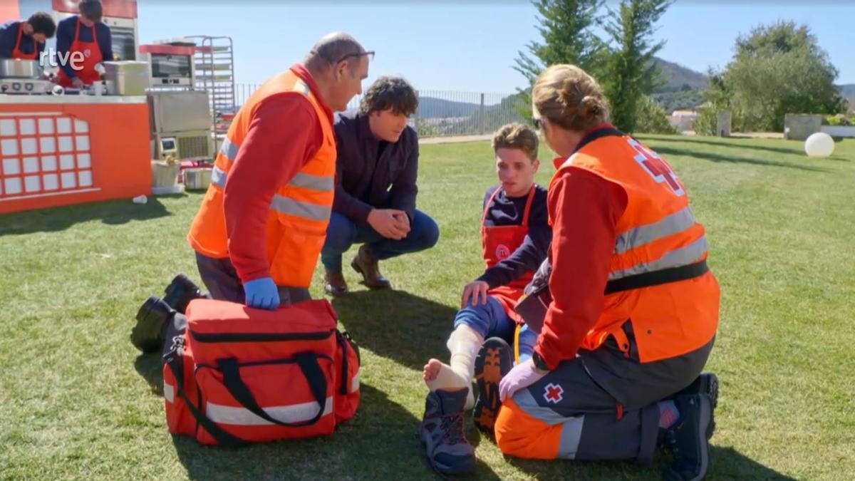 Luca con el pie vendado a causa de su caída en 'MasterChef 11'.
