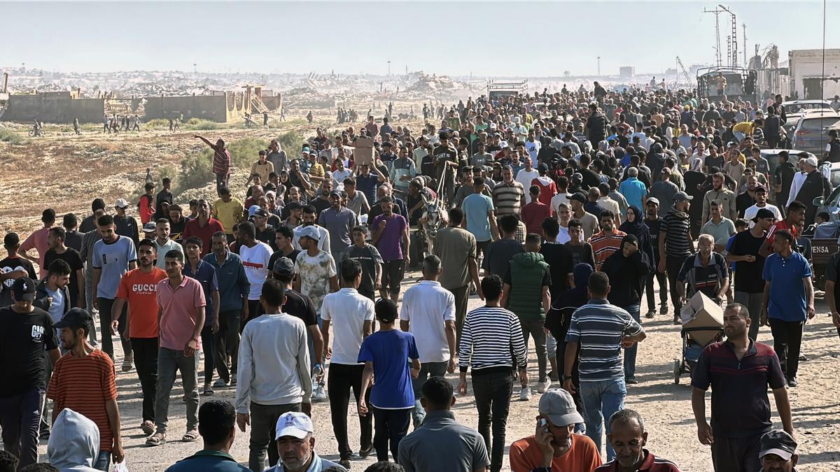 Refugiados palestinos se concentran cerca de un punto de distribución de ayuda en la abarrotada Rafah.