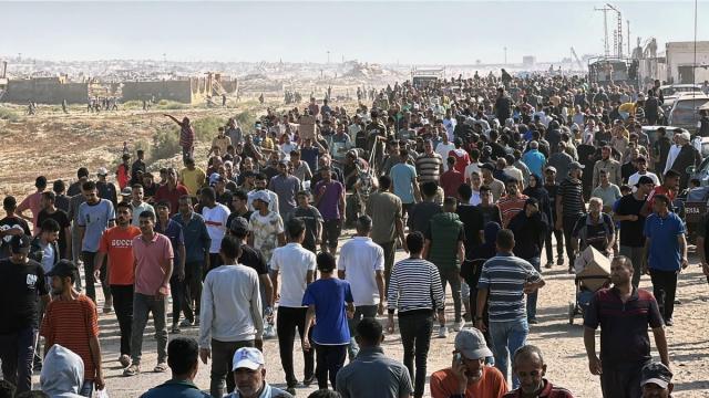 Refugiados palestinos se concentran cerca de un punto de distribución de ayuda en la abarrotada Rafah. / EP Refugiados palestinos se concentran cerca de un punto de distribución de ayuda en la abarrotada Rafah.