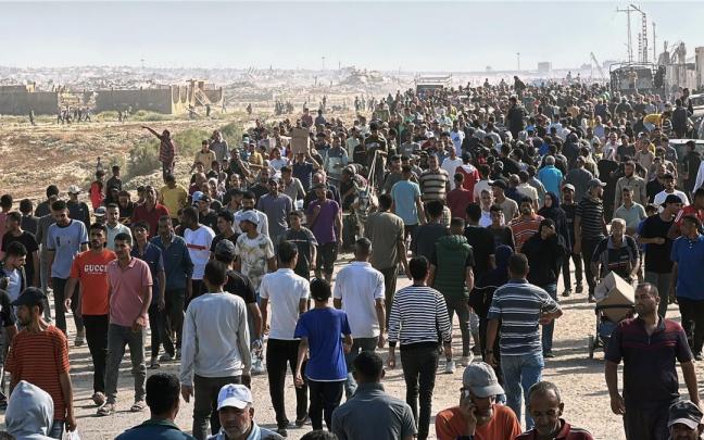Refugiados palestinos se concentran cerca de un punto de distribución de ayuda en la abarrotada Rafah. / EP Refugiados palestinos se concentran cerca de un punto de distribución de ayuda en la abarrotada Rafah.