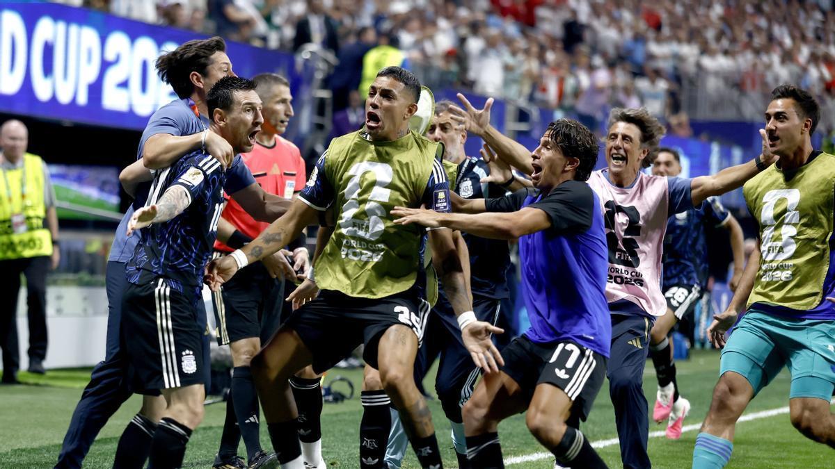 Los jugadores argentinos celebran el gol de la remontada frente a Inglaterra en las semifinales del Mundial.