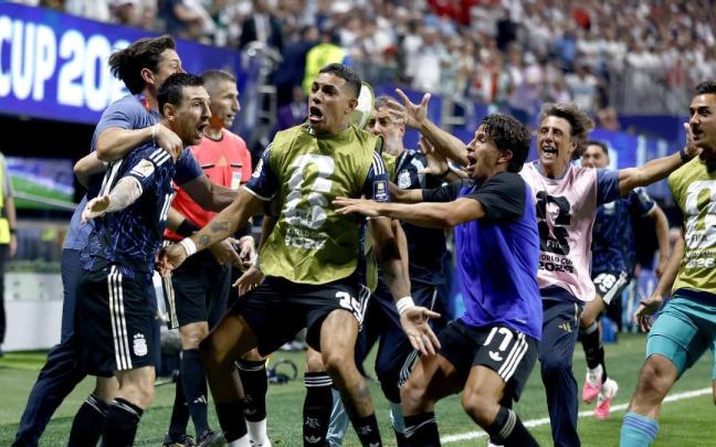 Los jugadores argentinos celebran el gol de la remontada frente a Inglaterra en las semifinales del Mundial.