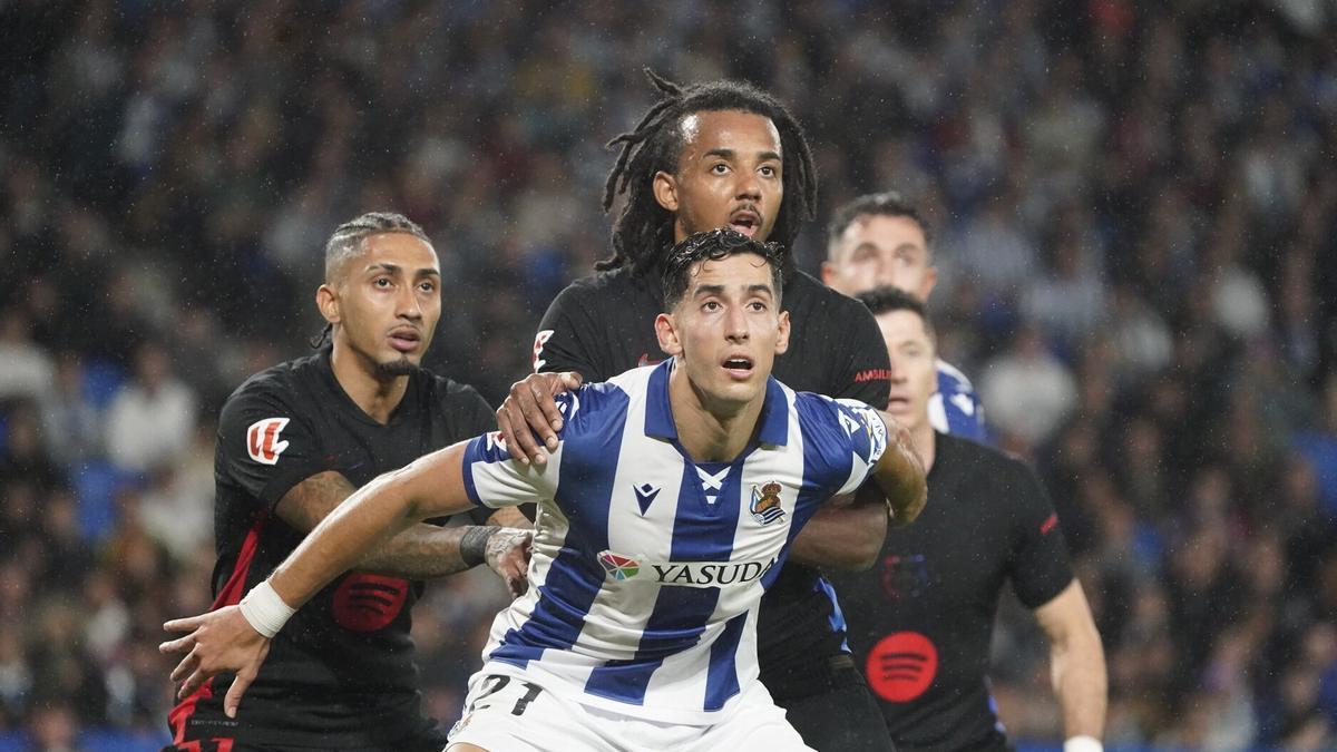 Nayef Aguerd, con varios jugadores del Barcelona, en una jugada de balón parado. / RUBEN PLAZA