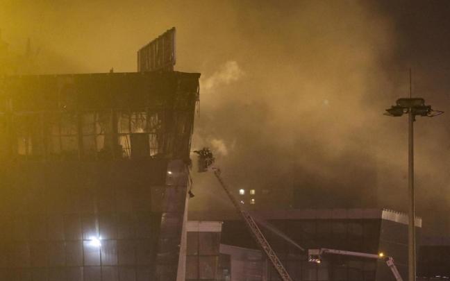 Bomberos trabajando en la extinción del incendio producido tras el ataque / MAXIM SHIPENKOV Bomberos trabajando en la extinción del incendio producido tras el ataque
