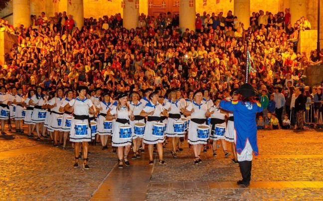 El sonido de los tambores de la tamborrada de Mandazketa acompañará al inicio oficial de las fiestas de Mutriku el próximo lunes / N.G. El sonido de los tambores de la tamborrada de Mandazketa acompañará al inicio oficial de las fiestas de Mutriku el próximo lunes