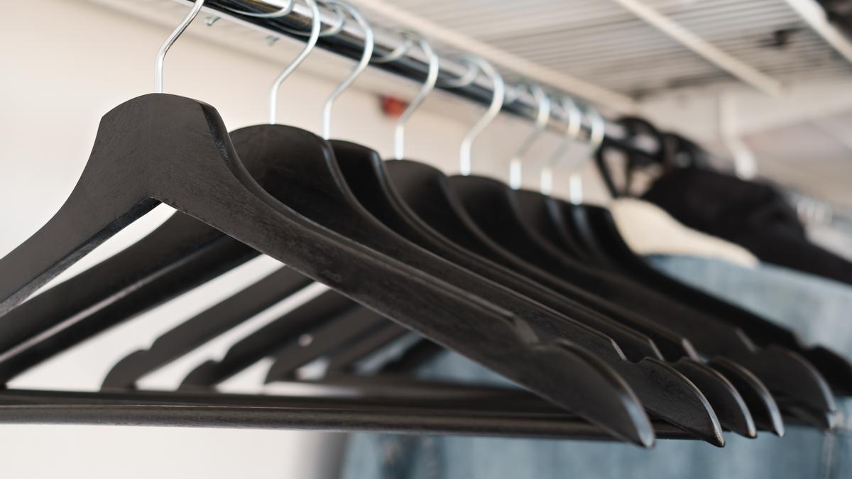 Con la posición en que se colocan las perchas es fácil saber qué ropa hemos usado y cuál no.