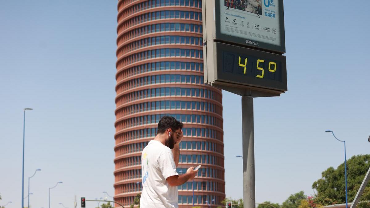 Un termómetro junto a la Torre Pelli, en Sevilla, marca 45 grados durante una ola de calor en agosto.