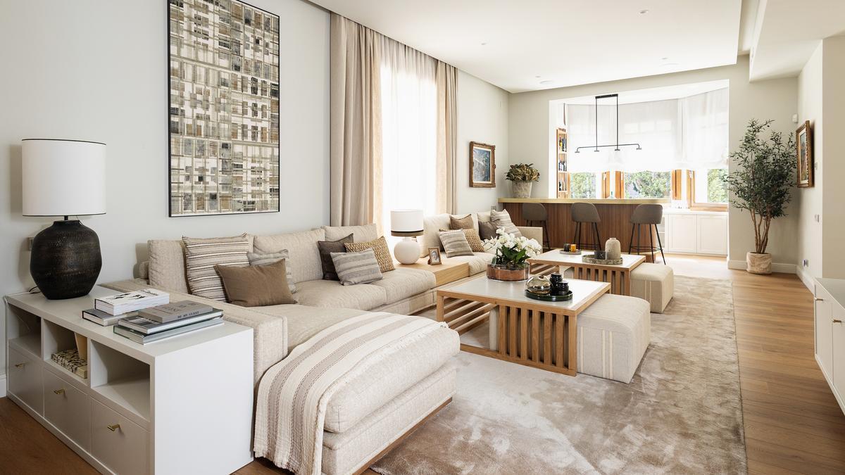 Así es esta vivienda de 700 metros: un gran salón, dos cocinas, una barra de bar...