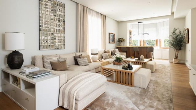 Así es esta vivienda de 700 metros: un gran salón, dos cocinas, una barra de bar...