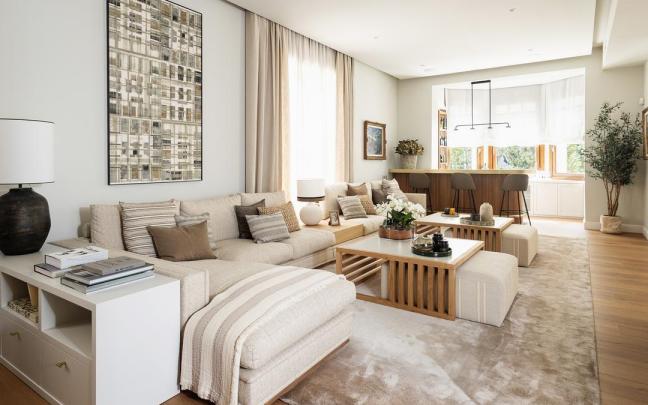Así es esta vivienda de 700 metros: un gran salón, dos cocinas, una barra de bar...