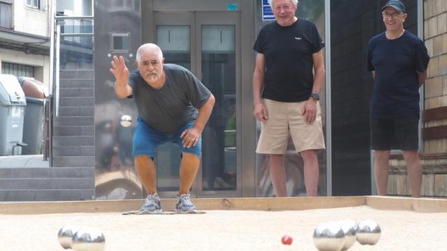 Juanjo Carrara lanza la bola, bajo la atenta mirada de su compañero, Javier Uriarte, en una partida contra Ermua.