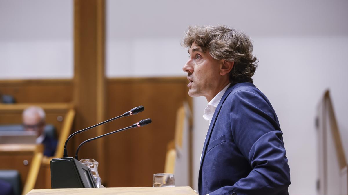 Eneko Andueza, durante su intervención en el pleno de política general del Parlamento Vasco.