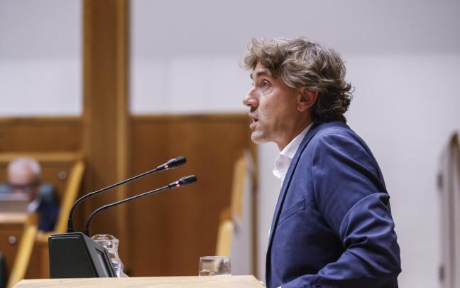 Eneko Andueza, durante su intervención en el pleno de política general del Parlamento Vasco.
