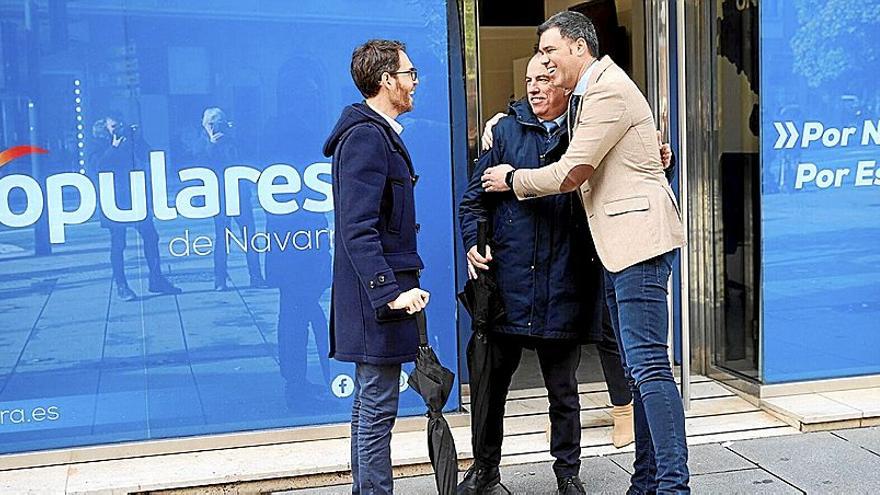 El presidente del PPN, Javier García, saluda a Sergio Sayas y a Carlos García Adanero antes de anunciar el acuerdo electoral. | FOTO: JAVIER BERGASA