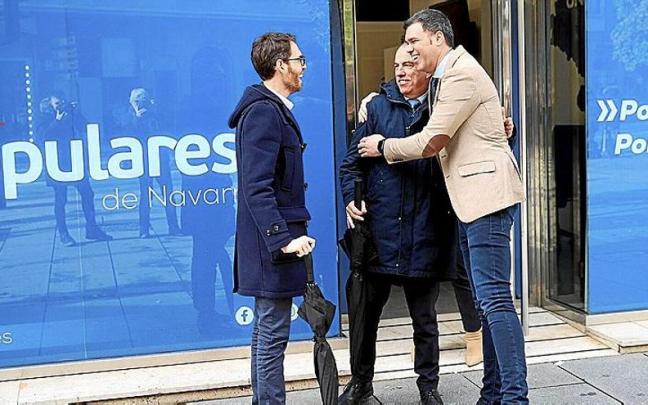 El presidente del PPN, Javier García, saluda a Sergio Sayas y a Carlos García Adanero antes de anunciar el acuerdo electoral. | FOTO: JAVIER BERGASA El presidente del PPN, Javier García, saluda a Sergio Sayas y a Carlos García Adanero antes de anunciar el acuerdo electoral. | FOTO: JAVIER BERGASA