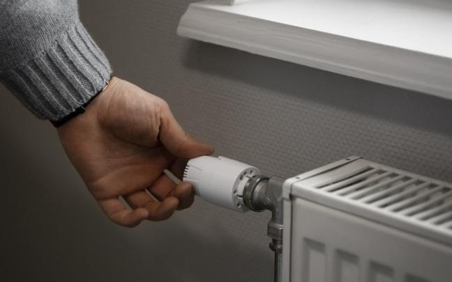 Una persona enciende un radiador de calefacción.