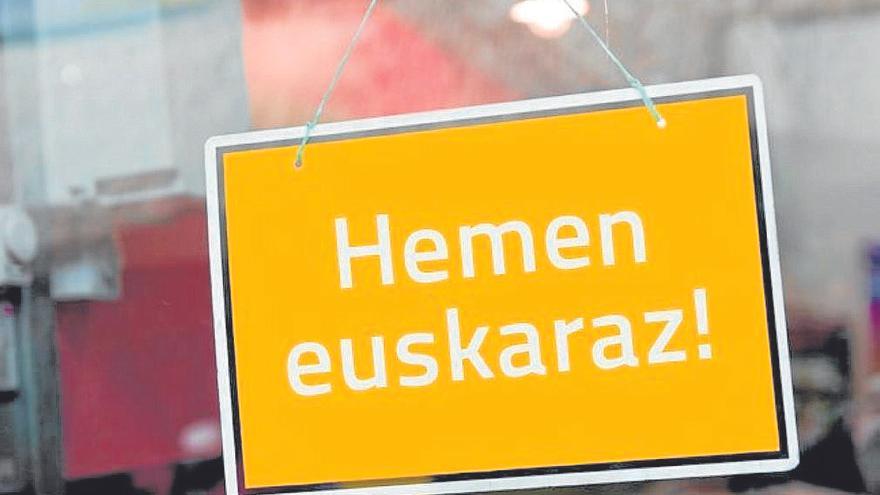 Cartel en el cristal de un comercio con la frase "Hemen euskaraz!"