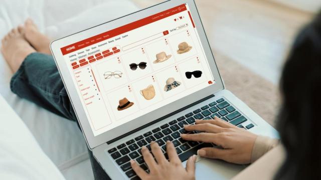 Una mujer mira complementos en la web de una marca.