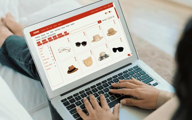 Una mujer mira complementos en la web de una marca.