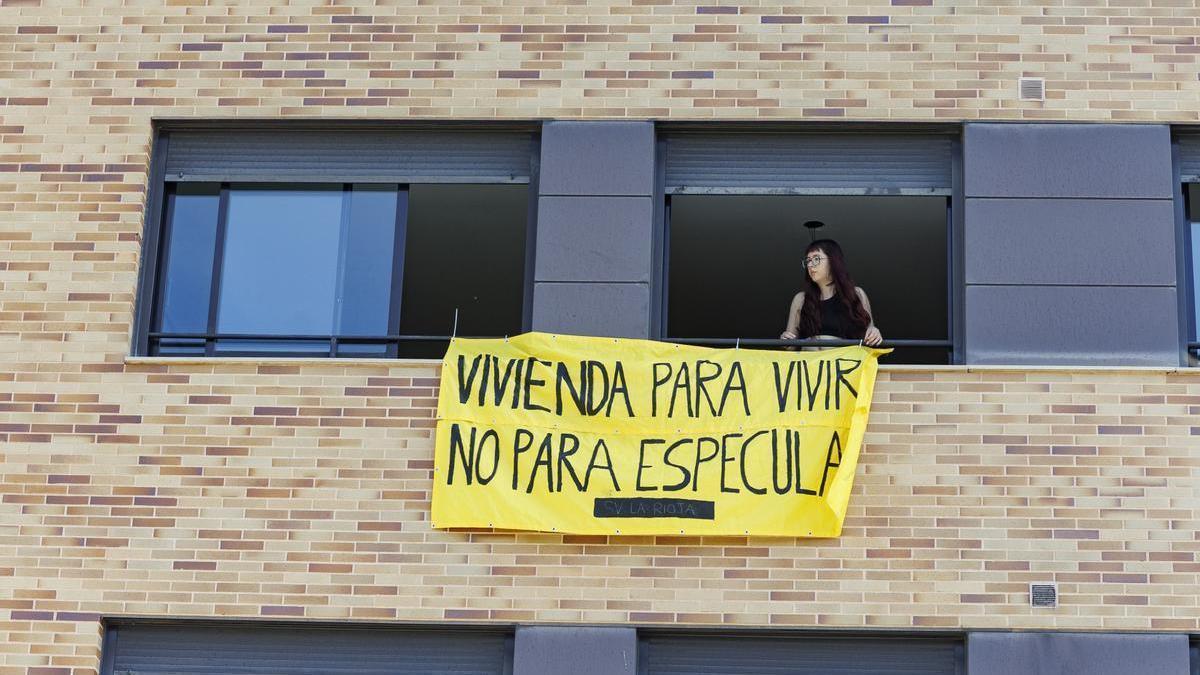 Vista de un cartel durante una concentración convocada por el Sindicato de Vivienda.