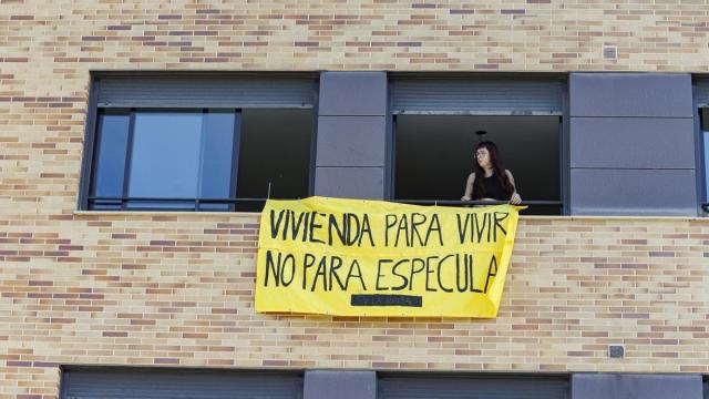 Vista de un cartel durante una concentración convocada por el Sindicato de Vivienda.