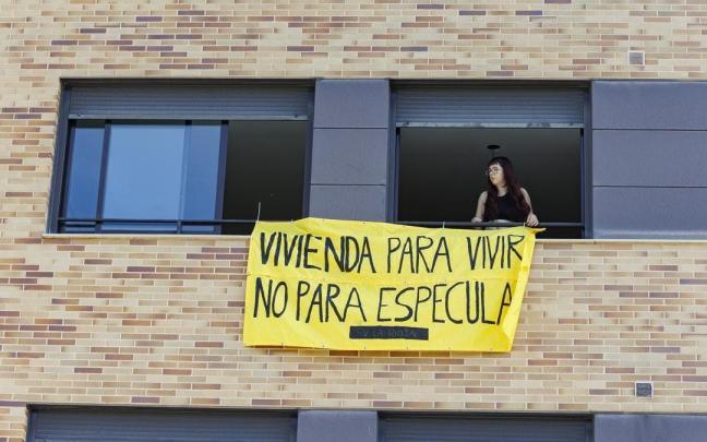Vista de un cartel durante una concentración convocada por el Sindicato de Vivienda.