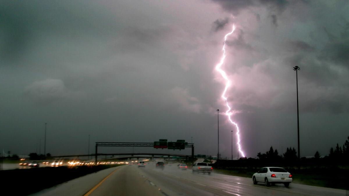 Un rayo cae a una carretera durante una tormenta.