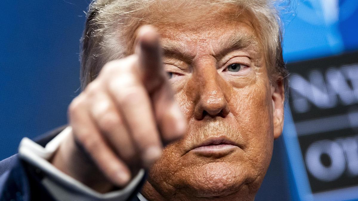 Trump gesticula durante la rueda de prensa.