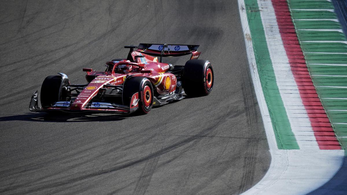 Charles Leclerc rueda en los libres del Gran Premio de Emilia-Romagna.